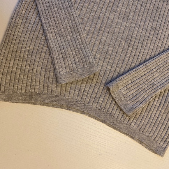 Vince Lightweight Skinny Ribbed Turtleneck Sweater in Light Grey Size Small - Picture 4 of 11